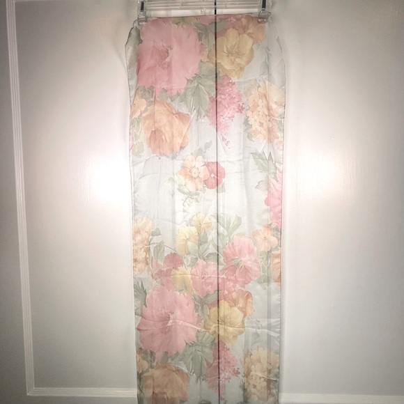 Floral lightweight scarf - Picture 6 of 8